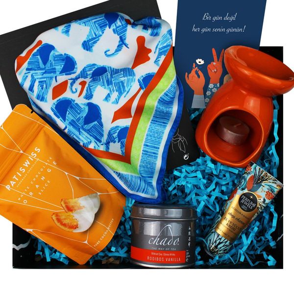 509164-turuncu-kadinlar-gunu-hediye-kutusu